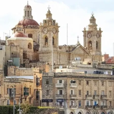 Stylish Townhouse With Balcony Next To Waterfront By 360 Estates Senglea