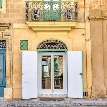 Stylish Townhouse With Balcony Next To Waterfront By 360 Estates * Senglea