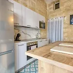 Дом отдыха Stylish Townhouse With Balcony Next To Waterfront By 360 Estates