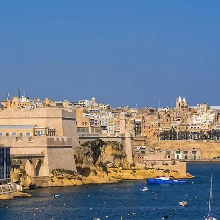 Stylish Townhouse With Balcony Next To Waterfront By 360 Estates سنجليا