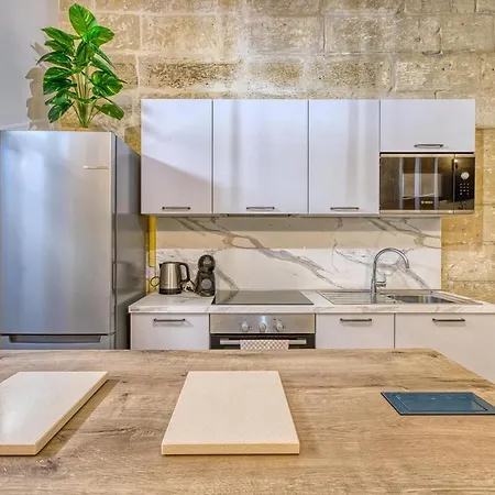 Stylish Townhouse With Balcony Next To Waterfront By 360 Estates *