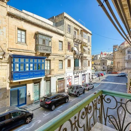 Stylish Townhouse With Balcony Next To Waterfront By 360 Estates