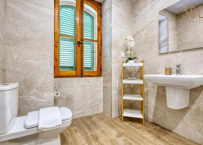 Stylish Townhouse With Balcony Next To Waterfront By 360 Estates *