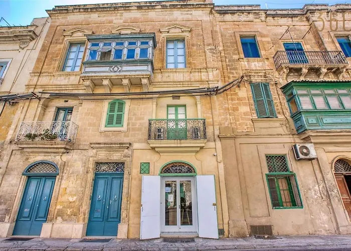 Stylish Townhouse With Balcony Next To Waterfront By 360 Estates * Senglea