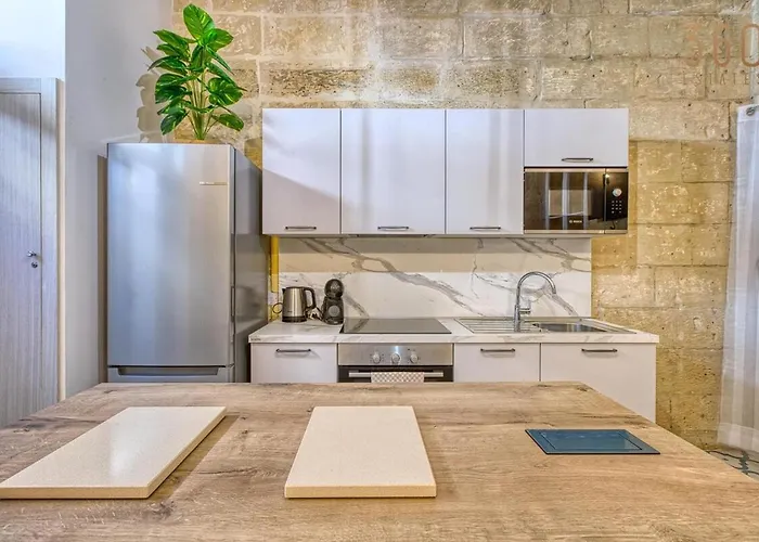 Stylish Townhouse With Balcony Next To Waterfront By 360 Estates *